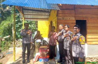 Kapolsek Sangir, Sofyar Yulianto, menyerahkan bantuan sosial kepada warga lansia bernama Rusnam (66) di Jorong Padang Alai, Kecamatan Sangir, Kabupaten Solok Selatan, Jumat (22/5/2026). (Foto: Ist)