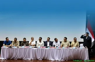 Kepala BP BUMN sekaligus COO Danantara Indonesia, Dony Oskaria, berbincang dengan para peserta Program PFLP BUMN Batch 1 saat mengikuti agenda taklimat Presiden RI di Hambalang, Jawa Barat. (Foto: Ist)