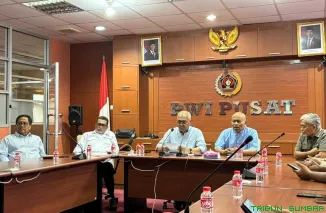 Ketua Umum PWI Pusat Akhmad Munir berdiskusi dengan Sekjen baru Marthen Selamet Susanto dan Bendahara Umum Sumber Rajasa Ginting usai penyesuaian susunan kepengurusan di Jakarta, Senin (19/5/2026). (Foto: Ist)