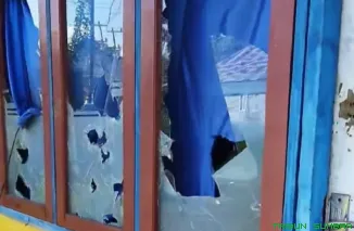 Suasana kantor Sekretariat PWI Solok Selatan pasca dirusak orang tidak dikenal, terlihat kaca jendela pecah yang hancur berserakan, Selasa (19/5/2026). (Foto: FB/Hendrivon)