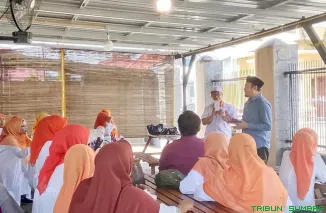 Anggota Komisi IV DPR RI, Rahmat Saleh, memberikan sosialisasi pembentukan dan penguatan Kelompok Wanita Tani (KWT) kepada kelompok Majelis Taklim Alai Parak Kopi, Kota Padang, Jumat (1/5/2026). (Foto: Ist)