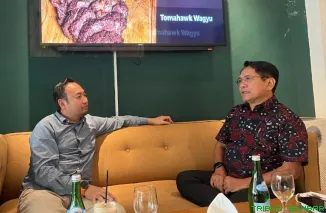 Anggota DPR RI Fraksi PKS, Rahmat Saleh, berbincang dengan Bupati Padang Pariaman, John Kennedy Azis, saat pertemuan di Jakarta, Jumat (22/5/2026). (Foto: Ist)