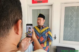 Anggota DPR RI asal Sumatera Barat, Rahmat Saleh, memberikan keterangan pers terkait polemik pernyataan Abu Janda di Padang, Sabtu (30/5/2026). (Foto: Ist)