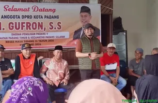 Anggota Komisi IV DPR RI H. Rahmat Saleh (tengah) saat melakukan serap aspirasi dan mendengarkan keluhan warga terdampak banjir di Kecamatan Padang Timur, Kota Padang, Jumat (1/5/2026). (Foto: Ist)