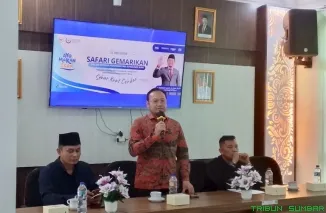 Anggota DPR RI Fraksi PKS, Rahmat Saleh, memberikan edukasi pentingnya mengonsumsi ikan kepada warga saat menghadiri Safari Gerakan Memasyarakatkan Makan Ikan di Kelurahan Simpang Haru, Padang Timur, Kota Padang, Minggu (31/5/2026). (Foto: Ist)