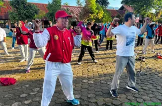 Anggota Komisi IV DPR RI Fraksi PKS Rahmat Saleh (kanan) berfoto bersama 340 peserta senam ibu-ibu di halaman SMAN 15 Padang, Kecamatan Pauh, Sabtu (2/5/2026). (Foto: Ist)