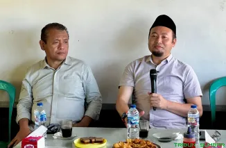 Anggota Komisi IV DPR RI, Rahmat Saleh, mendengarkan langsung keluhan para nelayan terkait pendangkalan muara sungai dan kesulitan mendapatkan BBM saat kunjungan di Kelurahan Air Tawar Barat, Kecamatan Padang Utara, Sabtu (2/5/2026). (Foto: Ist)