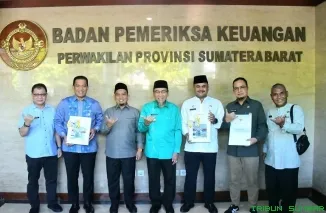 Wakil Wali Kota Padang, Maigus Nasir, menerima LHP atas LKPD Tahun Anggaran 2025 dari Kepala BPK Perwakilan Sumatera Barat, Sudarminto Eko Putra, di Padang, Jumat (29/5/2026). (Foto: Ist)