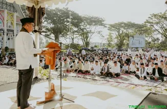 Bupati Solok Selatan H. Khairunas memberikan salam usai melaksanakan Shalat Idul Adha 1447 Hijriah bersama jajaran pemerintahan dan masyarakat di Halaman Kantor Bupati Solok Selatan, Rabu (27/5/2026). (Foto: Ist)