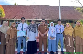 Rektor Institut Teknologi Padang (ITP), Prof. Dr. Eng. Ir. Mediawati, memberikan motivasi kepada para siswa di SMA Negeri 2 Padang, Senin (18/6/2026). (Foto: Ist)