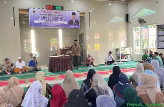 Anggota Komisi IV DPRD Padang H. Rusdi, S.T., M.T (tengah) mendengarkan aspirasi warga saat menggelar Reses Masa Sidang III Tahun 2026 di Mushalla Ar Rahman Green Farensa 4, Kelurahan Pangambiran Ampalu Nan XX, Kecamatan Lubuk Begalung, Minggu (3/5/2026).