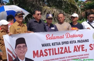 Wakil Ketua DPRD Padang Mastilizal Aye meninjau kondisi drainase saat Reses Masa Sidang III di Perumahan Banda Gadang Permai, Kecamatan Nanggalo, Padang, Senin (4/5/2026). (Foto: Ist)