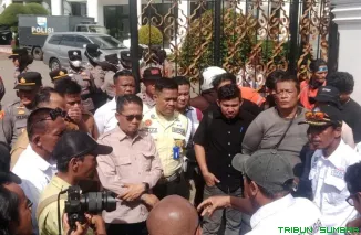 Wakil Ketua DPRD Sumbar, Evi Yandri Rajo Budiman, bersama Sekretaris DPRD Sumbar, Maifrizon, menerima perwakilan pengunjuk rasa dari KSPSI Sumbar di Gedung DPRD, Senin (4/5/2026). (Foto: Ist)