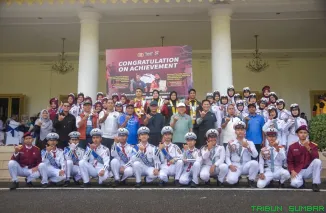 Wakil Wali Kota Padang Maigus Nasir menyambut kedatangan para atlet Polda Sumbar usai meraih prestasi gemilang di ajang kejuaraan internasional, di kawasan Simpang Jam Ria, Padang, Minggu (3/5/2026). (Foto: Ist)