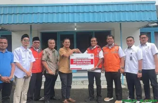 Kepala Unit Komunikasi dan Kesekretariatan PT Semen Padang, Idris, menyerahkan sapi kurban secara simbolis kepada Ketua PWI Sumbar, Widya Navies, di Sekretariat PWI Sumbar, Padang, Senin (25/5/2026). (Foto: Ist)