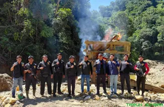 Personel Satgas Anti Ilegal Mining Polres Solok Selatan memusnahkan peralatan tambang emas tanpa izin (PETI) berupa asbuk dan pondok saat operasi penertiban di kawasan Pamong Ketek, Kecamatan Sangir, Kamis (28/5/2026). (Foto: Ist)