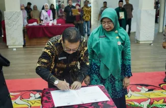 Bupati Dharmasraya Annisa Suci Ramadhani (kanan) memberikan ucapan selamat kepada Medison, S.Sos, M.Si (kiri) setelah pelantikan Sekretaris Daerah Definitif di Auditorium Dharmaraya, Pulau Punjung, Kamis (7/5/2026). (Foto: Ist)