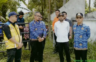 Bupati Solok Selatan H. Khairunas (tengah) bersama Anggota Komisi V DPR RI Zigo Rolanda dan jajaran saat meninjau langsung lokasi rencana pembangunan Sekolah Rakyat di kawasan Golden Arm, Kecamatan Sangir, Solok Selatan. (Foto: Ist)
