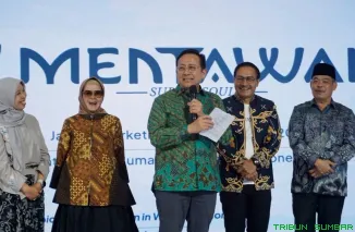 Senator RI Irman Gusman berbincang dengan Bupati Kepulauan Mentawai Rinto Wardana dan Founder Markplus Hermawan Kertajaya usai peluncuran city branding "Surf & Soul" di Grand Atrium Kota Kasablanka, Jakarta, Kamis (7/5/2026). (Foto: Ist)