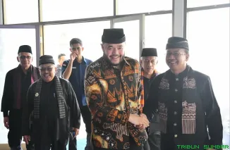 Wali Kota Padang Fadly Amran Datuak Paduko Malano (tengah) menghadiri Sosialisasi dan Harmonisasi Hukum Pidana Adat di Aula Bagindo Aziz Chan, Balai Kota Aie Pacah, Padang, Sabtu (2/5/2026). (Foto: Ist)
