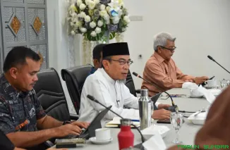Wakil Wali Kota Padang, Maigus Nasir (tengah), memberikan arahan saat memimpin Rapat Pembahasan Master Plan Penanganan Drainase Kota Padang di Gedung Putih Rumah Dinas Wali Kota, Jumat (22/5/2026). (Foto: Ist)