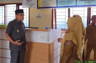 Wakil Wali Kota Padang, Maigus Nasir, saat memeriksa data Anak Tidak Sekolah (ATS) dan meninjau kondisi jalan rusak saat melakukan inspeksi mendadak di Kantor Kelurahan Sungai Sapih, Kecamatan Kuranji, Selasa (19/5/2026). (Foto: Ist)