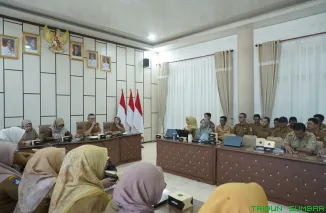 Sekretaris Dinas Kominfo Solok Selatan, Sony Andesta, memberikan arahan terkait pemanfaatan sertifikat elektronik kepada sejumlah Kepala Sekolah SD dan SMP di Kantor Bupati Solok Selatan, Selasa (26/5/2026). (Foto: Ist)