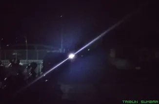 Suasana sejumlah kawasan di Kota Padang, Sumatera Barat, terlihat gelap gulita akibat pemadaman listrik massal yang terjadi pada Jumat (22/5/2026) malam. (Foto: Ist)