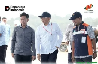 Wapres RI Gibran Rakabuming Raka mendengarkan penjelasan saat meninjau langsung lokasi proyek Kawasan Sentra Industri Garam Nasional (K-SIGN) di Kabupaten Rote Ndao, Nusa Tenggara Timur, Jumat (22/5/2026). (Foto: Ist)