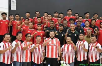 Wali Kota Padang, Fadly Amran, memberikan arahan dan motivasi kepada para pemain dan pelatih PSP Padang saat acara pelepasan tim menuju Putaran Nasional Liga 4 di Palanta Kediaman Resmi Wali Kota Padang, Selasa (26/5/2026) malam. (Foto:Ist)