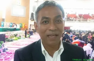 Wakil Ketua Umum Bidang Hubungan Antar Lembaga DPP IKA UNAND, Taslim Chaniago, memberikan sambutan dan ucapan selamat kepada wisudawan baru pada acara Wisuda II Tahun 2026 Program Diploma, Sarjana hingga Doktor, Minggu (10/5/2026). (Foto: Ist)