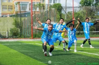 Kapten tim Soccer Jurnalis, Adrian "Toaik" Tuswandi bersama rekan satu timnya melakukan pemanasan jelang Turnamen Minisoccer JPS Cup 2026 di Padang. (Foto: Ist)