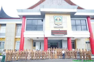 Wakil Bupati Dharmasraya memimpin Apel Gabungan Pemerintah Kabupaten Dharmasraya bulan Mei 2026 di lingkungan Pemkab Dharmasraya, Senin (11/05/2026). (Foto: Ist)