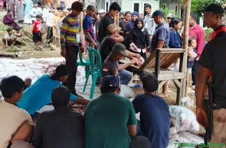 Warga terlihat antusias membawa pulang daging kurban usai pembagian dalam acara Pabuaran Berqurban 2026 di halaman Masjid Ciherang Peuntas, Pabuaran, Sukamakmur, Bogor, Sabtu (29/5/2026). (Foto: Ist)