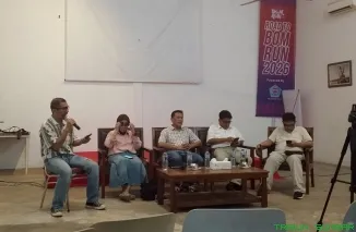 Narasumber berdiskusi saat menghadiri Talkshow Potensi Pariwisata Sumbar Pascabencana pada Batigo Fest di Kupi Batigo, Padang, Minggu (31/5/2026). (Foto: Ist)