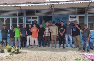 Wakil Ketua DPRD Padang Osman Ayub (tengah) meninjau lokasi kegiatan gotong royong pembangunan Rumah Tahfiz Masjid Raya Pasa Gadang, Kecamatan Padang Selatan, Minggu (3/5/2026). (Foto: Ist)