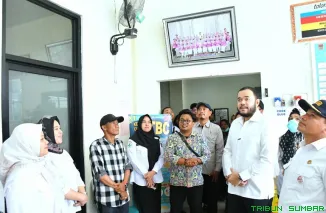 Wali Kota Padang Fadly Amran (tengah) meninjau langsung kondisi bangunan usai proses rehabilitasi dan rekonstruksi di Puskesmas Ulak Karang, Padang, Rabu (6/5/2026). (Foto: ist)