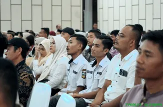 Ketua TP PKK Solok Selatan Erniati Khairunas memberikan arahan saat Rapat Koordinasi Verifikasi dan Validasi Data pada aplikasi SIMSALABIM di Aula Sarantau Sasurambi, Kantor Bupati Solok Selatan, Kamis (7/5/2026). (Foto: Ist)