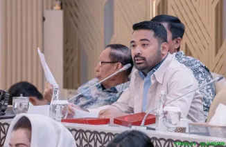 Anggota Komisi V DPR RI Zigo Rolanda memberikan keterangan pers terkait kecelakaan maut di kawasan Padang Besi, Kecamatan Lubuk Kilangan, Padang, Minggu (10/5/2026). (Foto: Ist)
