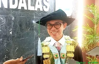 Rektor Universitas Andalas (Unand), Efa Yonnedi, PhD, memberikan pidato dan nasihat kepada 1.321 wisudawan pada acara Wisuda II Tahun 2026 di Auditorium Kampus Unand, Padang, Minggu (10/5/2026). (Foto: Ist)