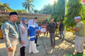 Wakil Bupati Dharmasraya, Leli Arni, menyerahkan hewan kurban bantuan Presiden RI Prabowo Subianto di Masjid Nurul Huda Sungai Kambut, Kecamatan Pulau Punjung, Jumat (29/5/2026). (Foto: Ist)