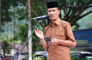 Wakil Bupati Solok Selatan, H. Yulian Efi, memberikan amanat saat memimpin Apel Gabungan ASN di Halaman Kantor Bupati Solok Selatan, Senin (25/5/2026). (Foto: Ist)