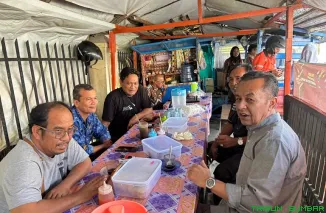 Anggota Bawaslu Sumbar Divisi Hukum dan Penyelesaian Sengketa, Benny Aziz, berdiskusi dengan Dewan Penasehat Jaringan Pemred Sumbar, Novrianto, saat diskusi kepemiluan di Warung Teh Talua, Padang, Rabu (20/5/2026). (Foto: Ist)