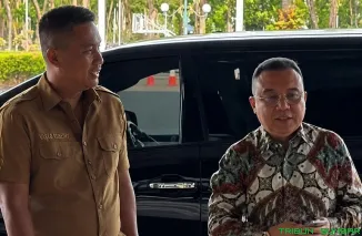 Wakil Gubernur Sumatera Barat Vasko Ruseimy (kiri) berbincang santai dengan Wakil Ketua DPR RI Sufmi Dasco Ahmad (kanan) usai pertemuan membahas pembangunan Sumbar di Gedung DPR RI, Jakarta, Selasa (19/5/2026). (Foto: Ist)