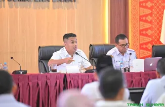 Wakil Gubernur Sumatera Barat, Vasko Ruseimy memberikan arahan saat memimpin rapat koordinasi bersama seluruh Kepala Organisasi Perangkat Daerah (OPD) di Kantor Bappeda Sumbar, Padang, Rabu (13/5/2026). (Foto: Ist)