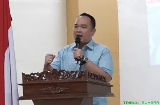 Wakil Ketua DPRD Sumbar, Nanda Satria, S.IP, memberikan arahan kepada peserta Pelatihan Digital Marketing bagi Wirausaha Muda Sumbar 2026 di Auditorium II Mifan Resort and Water Park, Padang Panjang, Minggu (24/5/2026). (Foto: Ist)