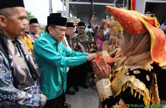 Wakil Wali Kota Padang Maigus Nasir (tengah) memberikan sambutan saat membuka Musabaqah Tilawatil Quran (MTQ) ke-42 tingkat Kecamatan Kuranji di halaman Kantor Camat Kuranji, Padang, Rabu (6/5/2026). (Foto: Ist)