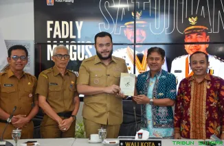 Wali Kota Padang Fadly Amran berdiskusi dengan Wakil Ketua KPAI Jasra Putra saat melakukan pertemuan di Gedung Putih Rumah Dinas Wali Kota Padang, Selasa (12/5/2026). (Foto: Ist)