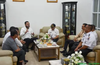 Wali Kota Padang Fadly Amran (tengah) berdiskusi dengan pengurus Kampung Keluarga Berkualitas (KB) Baringin Sakti, Kecamatan Lubuk Begalung, saat menerima audiensi di Rumah Dinas Wali Kota, Rabu (6/5/2026). (Foto: Ist)