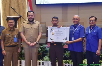 Dirut Perumda AM Kota Padang Hendra Pebrizal dan Kepala Kajari Padang Koswara menandatangani kerja sama di bidang perdata dan tata usaha negara, disaksikan Wali Kota Padang Fadly Amran di ZHM Premiere Hotel, Padang, Selasa (12/5/2026). (Foto: Ist)